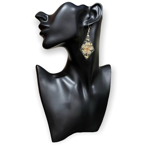 3/$25❗️Pressed Real Flower Fashion Earrings - Picture 1 of 3